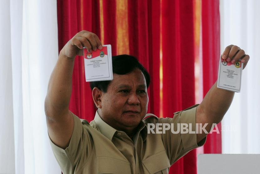 Ketua Umum Partai Gerindra Prabowo Subianto menunjukan surat suara saat pencoblosan Pilkada serentak 2018 di TPS 017, Desa Bojong Koneng, Babakan Madang, Bogor, Jawa Barat, Rabu (27/6).