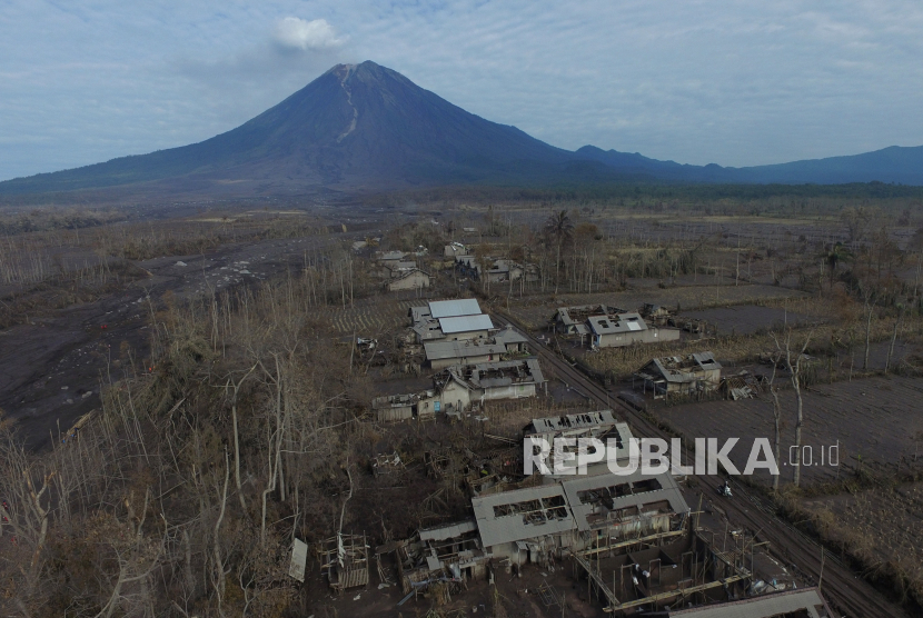 Foto udara kondisi pemukiman di Dusun Curah Kobokan, Pronojiwo, Lumajang, Jawa Timur, Rabu (8/12/2021).  Dusun Curah Kobokan merupakan salah satu lokasi terparah terdampak awan panas guguran Gunung Semeru dan salah satu dusun terdekat dengan kawah Gunung Semeru 