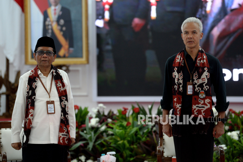 Capres Ganjar Pranowo dan cawapres Mahfud MD menyanyikan lagu Indonesia Raya di Gedung KPU, Jakarta Pusat, Kamis (19/10/2023). 