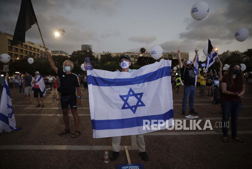 Orang-orang mengambil bagian dalam protes terhadap rencana Israel untuk mencaplok bagian-bagian dari inisiatif Tepi Barat dan Trump, di Tel Aviv, Israel, Selasa, 23 Juni 2020.