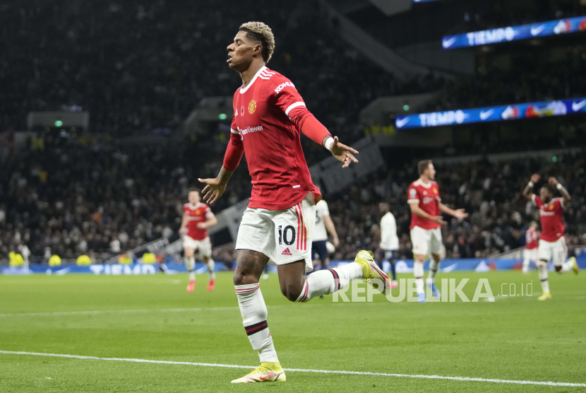 Penyerang Manchester United Marcus Rashford merayakan gol dalam lanjutan Liga Primer Inggris.