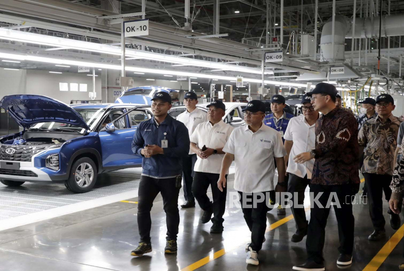 Menteri Perdagangan, Zulkifli Hasan saat melakukan kunjungan ke Pabrik Hyundai Motor Manufacturing Indonesia di Bekasi, Jawa Barat, Selasa (11/7/2023). 