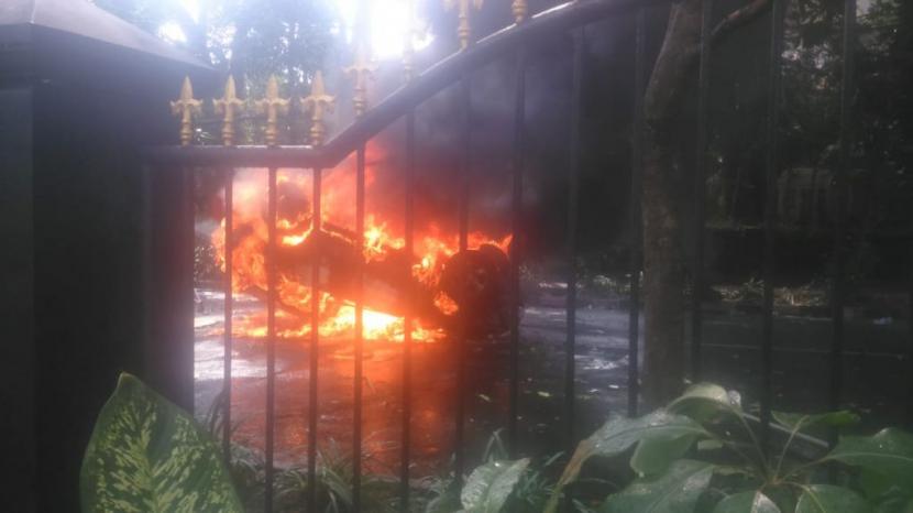Tolak Omnibus Law di Malang, Motor Polisi dan Mobil Satpol PP Dibakar