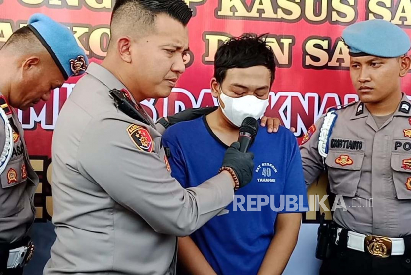 Oknum guru honorer SD di Cirebon yang menjadi tersangka kasus pencabulan terhadap muridnya dihadirkan di Markas Polresta Cirebon Kota, Jawa Barat, Rabu (5/7/2023). 
