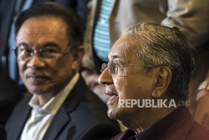  Mahathir Mohamad (kanan) dan Anwar Ibrahim.