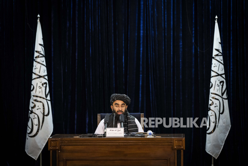  Juru bicara pemerintah Taliban Zabihullah Mujahid memberikan konferensi pers di Kabul, Afghanistan, Selasa, 21 September 2021. Taliban telah memperluas Kabinet sementara mereka dengan menunjuk lebih banyak menteri dan wakil, tetapi gagal untuk menunjuk seorang wanita. 