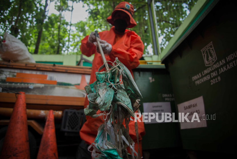 Petugas Dinas Lingkungan Hidup Jakarta TImur memilah sampah medis di TPS Dipo PLN Cililitan, Jakarta, Jumat (27/11). Menurut Dirjen Pengelolaan Sampah, Limbah dan B3 (PSLB3) Kementerian Lingkungan Hidup dan Kehutanan (KLHK), volume limbah medis mengalami kenaikan mencapai 30-50 persen atau 1.662,75 ton per bulan Oktober 2020. Republika/Thoudy Badai