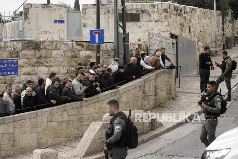 Petugas Polisi Perbatasan Israel berjaga saat jamaah Muslim Palestina mengantri di luar kompleks Masjid Al-Aqsa di Kota Tua Yerusalem menjelang shalat Jumat, Jumat, (23/2/2024).