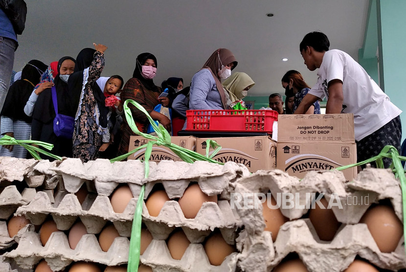 Warga antre membeli sembako saat Gelar Operasi Pasar Murah (Gelora) saat Ramadhan di Kecamatan Ngaglik, Sleman, DI Yogyakarta. 
