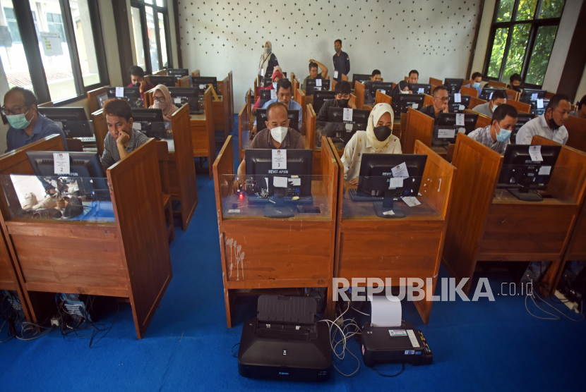 Sejumlah calon anggota Panitia Pemilihan Kecamatan (PPK) mengikuti tes seleksi tertulis (ilustrasi).