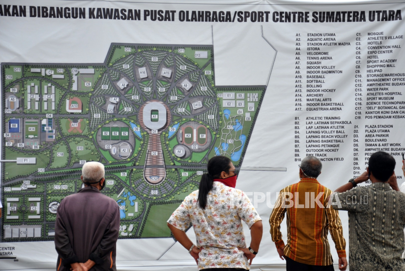 Sejumlah warga melihat maket kawasan pusat olahraga Sport Center yang akan dibangun di Desa Sena, Kabupaten Deliserdang, Sumatera Utara, Jumat (14/8/2020). Kawasan Sport Center dengan luas lahan lebih kurang 300 hektare dan menghabiskan dana Rp8,6 triliun tersebut disiapkan untuk dipakai menjadi tuan rumah Pekan Olahraga Nasional (PON) 2024.
