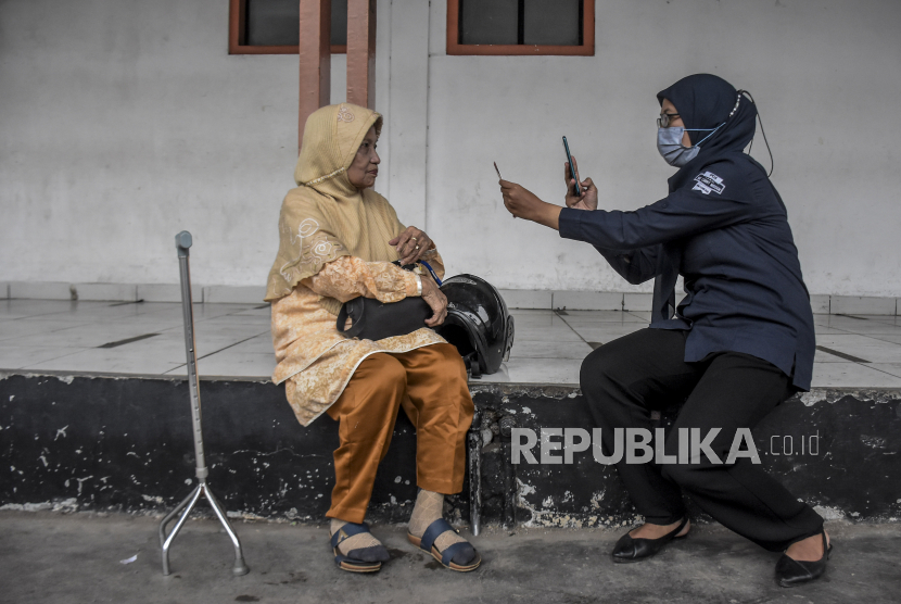 Warga penerima manfaat difoto petugas saat penyaluran Bantuan Langsung Tunai (BLT) bahan bakar minyak (BBM) dan sembako di Kantor Pos Bandung, Jalan Asia Afrika, Kota Bandung. (ilustrasi) 