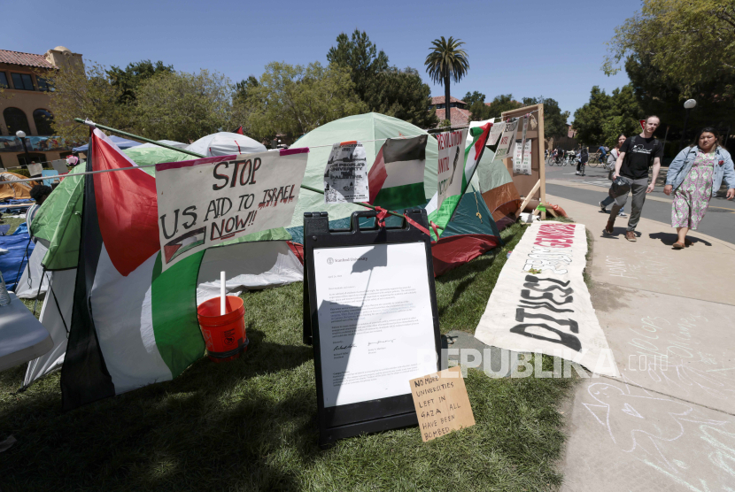 Mahasiswa mendirikan perkemahan saat mereka bergabung dengan gerakan protes Pro-Palestina yang muncul di universitas-universitas Amerika di kampus Universitas Stanford di Stanford, California, AS. 