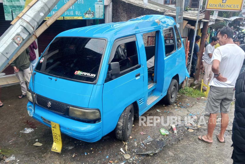 Kecelakan beruntun di Jalan Raya Tugu, Kecamatan Cisarua, Kabupaten Bogor, Selasa (23/1/2024). 