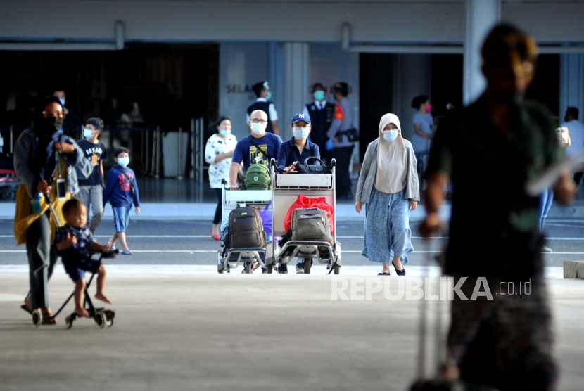 Penumpang pesawat tiba di Terminal Domestik Bandara Internasional I Gusti Ngurah Rai, Badung, Bali. Imigrasi Bali mendeportasi seorang warga negara asing (WNA) asal Rusia bernama Sergei Kosenko karena melanggar aturan prokes.