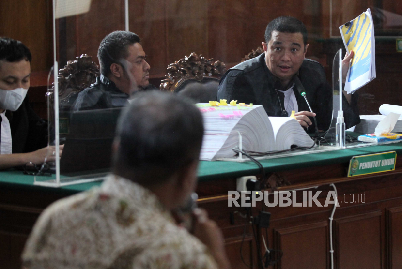 Jaksa Penuntut Umum memberikan pertanyaan kepada terdakwa Abdul Haris (kiri) saat sidang perkara tragedi Stadion Kanjuruhan Malang di Pengadilan Negeri Surabaya, Jawa Timur, Selasa (7/2/2023). 