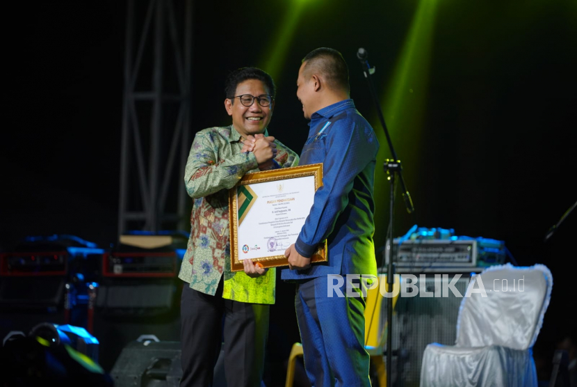 Bupati Kebumen Arif Sugiyanto menerima penghargaan Bakti Ekonomi Desa dari Kementerian Desa Pembangunan Daerah Tertinggal dan Transmigrasi (Kemendes PDTT). 