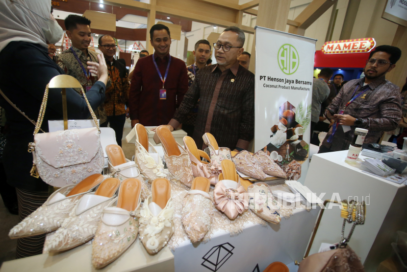 Menteri Perdagangan Zulkifli Hasan (kedua kanan) melihat produk sepatu wanita yang ada di Trade Expo 2022 atau Pameran Perdagangan Indonesia 2022 di Indonesia Convention Exhibition (ICE), Tangerang, Banten, Rabu (19/10/2022). ilustrasi