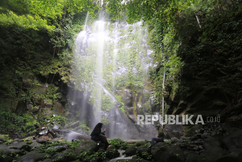 Sejumlah pengunjung berada di kawasan air terjun Stasiun Penelitian Soraya, Kota Subulussalam, Aceh, Rabu (7/4/2021). Air terjun Lae Soraya merupakan salah satu air terjun yang berada di kawasan stasiun penelitian Soraya yang ramai dikunjungi pengunjung saat bertamu serta air terjun tersebut juga menjadi objek wisata andalan daerah setempat. 