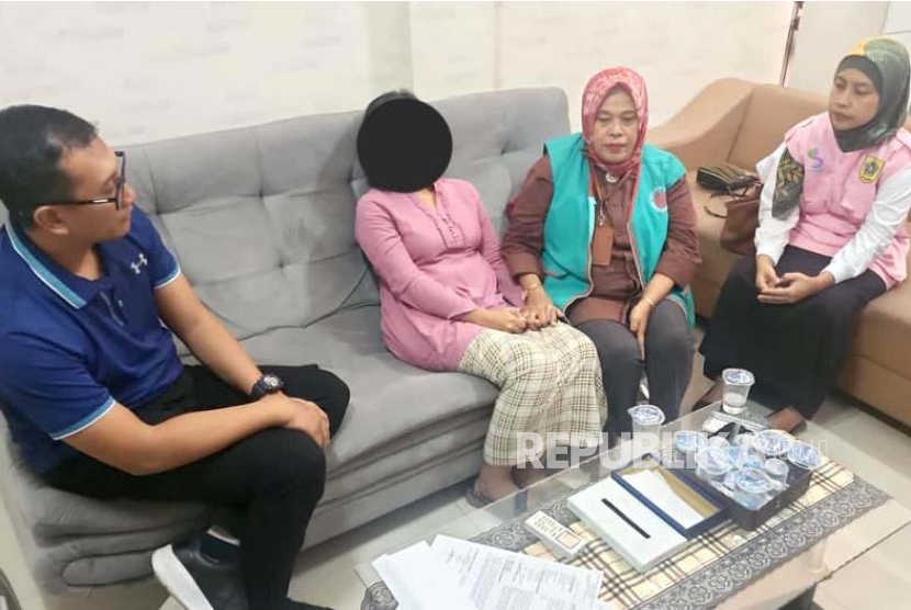 Dokter Qory Ulfiyah Ramayanti (37 tahun) yang dilaporkan hilang sejak Senin (13/11/2023) akhirnya ditemukan. Saat ini, Dokter Qory tengah melaporkan suaminya atas dugaan KDRT di Polres Bogor, Jumat (17/11/2023). 