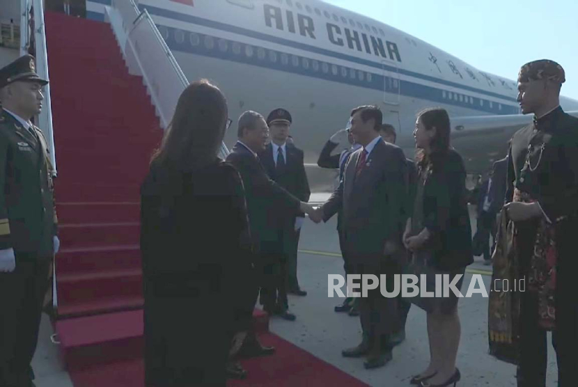 Menteri Koordinator Bidang Kemaritiman dan Investasi Luhut Binsar Pandjaitan menyambut langsung kedatangan Perdana Menteri China, Li Qiang yang tiba di Bandara Soekarno Hatta, Selasa (5/9/2023).