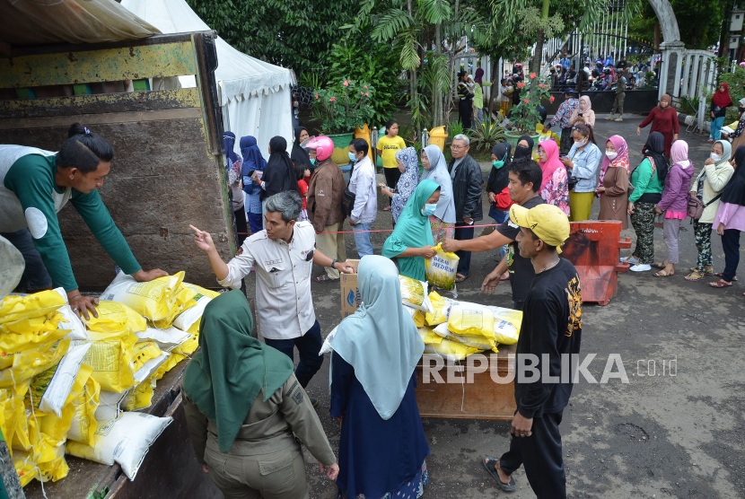 Warga mengantre membeli beras medium saat Operasi Pasar di Kantor Kecamatan Ujungberung, Kota Bandung, Jawa Barat, Kamis (16/2/2023). 
