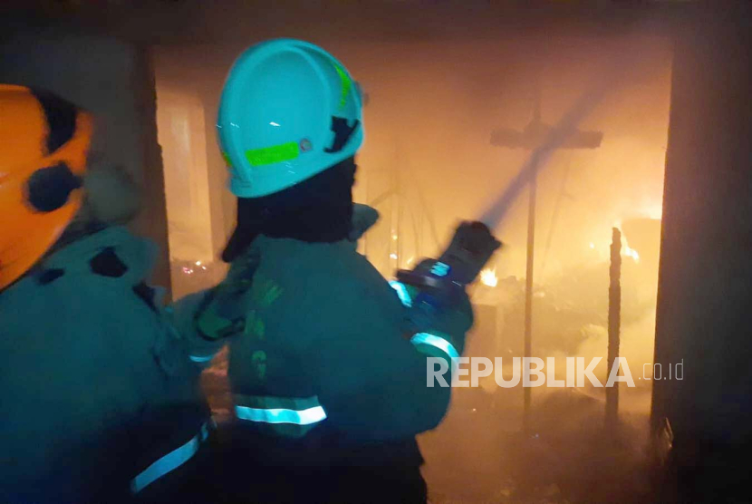Petugas pemadam kebakaran berupaya memadamkan api yang membakar bangunan laboratorium di Jalan Rancabentang, Ciumbuleuit, Cidadap, Kota Bandung, Jawa Barat, Senin (21/8/2023). 