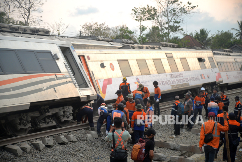 Petugas melakukan evakuasi gerbong Kereta Api Argo Semeru yang anjlok di Stasiun Kali Menur, Sentolo. Tiga korban luka akibat kereta anjlok menjalani rawat inap di RS Queen Latifa.
