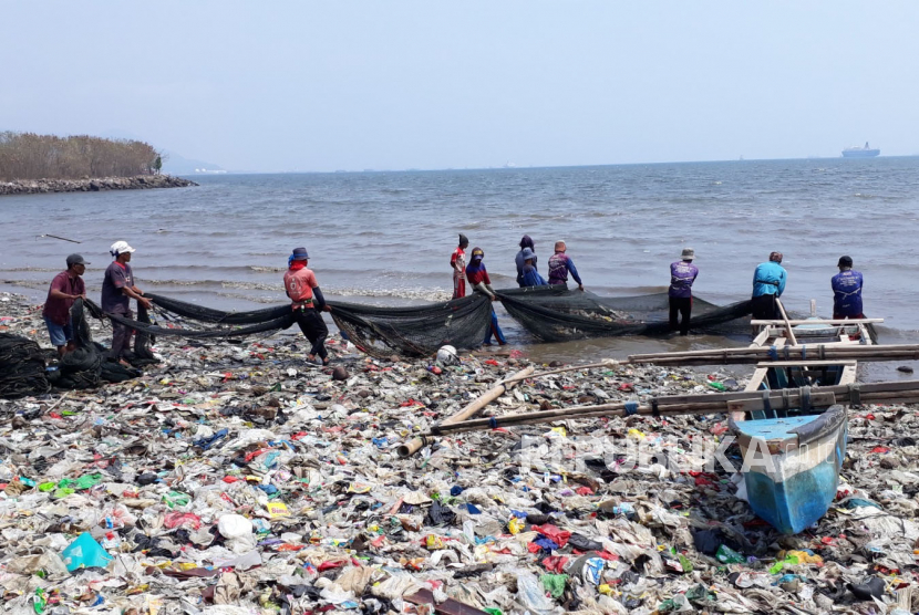 Pantai Sukaraja kampung nelayan di Jl Ikan Selar Telukbetung, Kota Bandar Lampung dipenuhi sampah domestik.