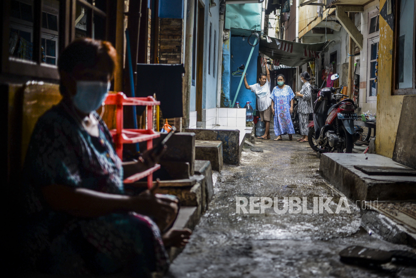Warga saat beraktivitas di zona merah Covid-19 di kawasan Krukut, Tamansari, Jakarta, Kamis (20/1/2022). Sebanyak 68 warga Krukut yang sembuh dari Covid-19 sudah pulang ke rumah masing-masing.