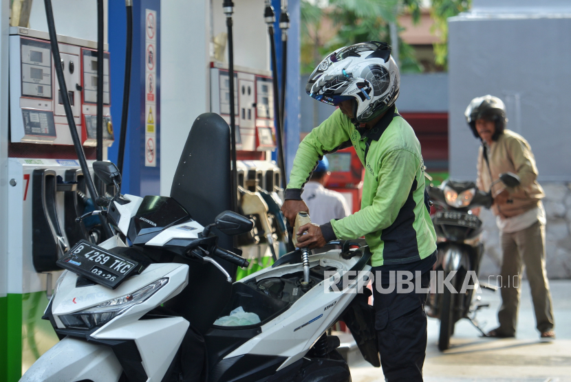 Pengendara mengisi bahan bakar minyak (BBM) jenis pertalite di SPBU di kawasan Jalan Pemuda, Rawamangun, Jakarta Timur, Senin (13/5/2024). 