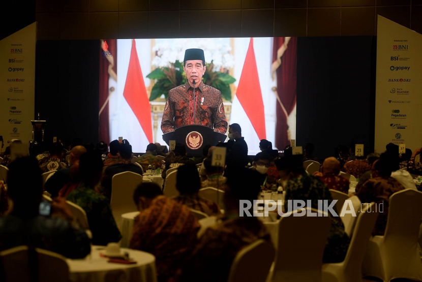 Presiden Joko Widodo memberikan sambutan melalui video pada acara Baznas Award 2022 di Jakarta, Senin (17/1/2022). Baznas Award 2022 ini merupakan rangkaian kegiatan dalam rangka memperingati HUT ke-21 Baznas.Prayogi/Republika