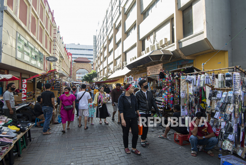 Sejumlah warga berbelanja di Pasar Baru, Jakarta. Pasar Baru ditetapkan sebagai kawasan cagar budaya DKI Jakarta.