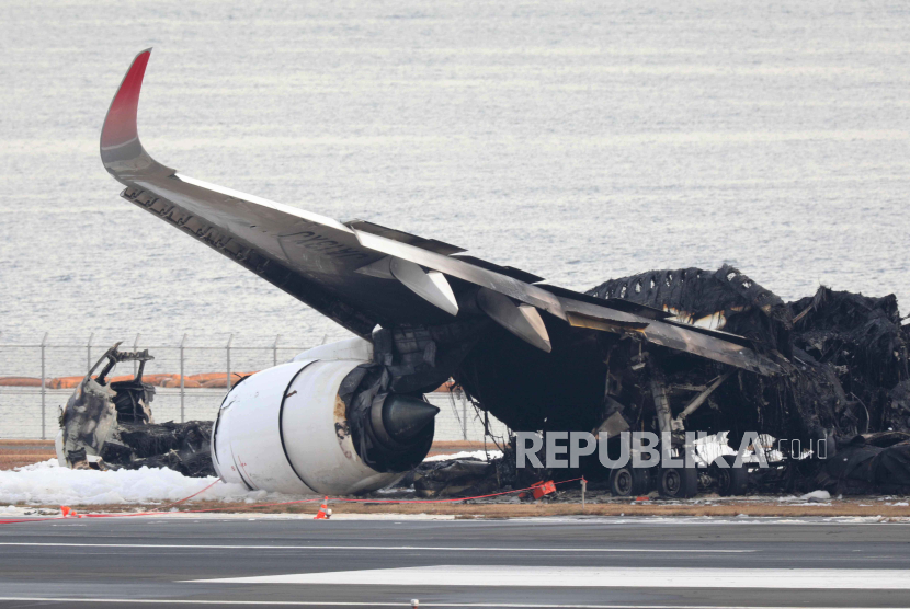 Pesawat penumpang Japan Airlines yang terbakar tetap berada di landasan Bandara Haneda di Tokyo, Jepang, (3/1/2024) setelah bertabrakan dengan pesawat Penjaga Pantai Jepang pada (2/1/2024). 