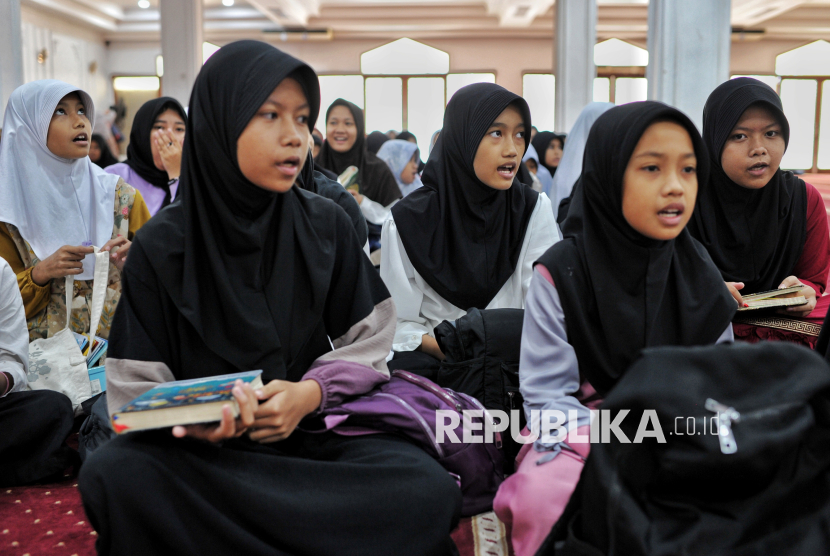 Peserta saat mengikuti kegiatan Pesantren Ramadhan di Masjid Agung Sunda Kelapa, Jakarta, Kamis (6/3/2025). Kegiatan Pesantren Ramadhan tersebut digelar selama dua minggu hingga tanggal 14 Maret mendatang. Sebanyak 200 peserta diberikan materi tentang tata cara membaca Al-Quran, sejarah islam, fiqih dan praktek adzan yang bertujuan untuk meningkatkan pemahaman tentang keagamaan.