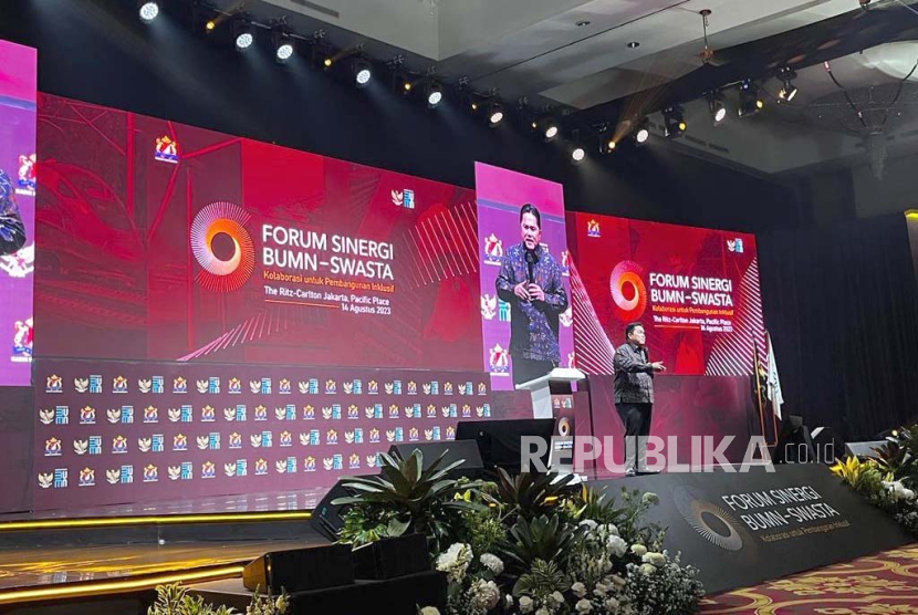 Menteri Badan Usaha Milik Negara (BUMN) Erick Thohir dalam Forum Sinergi BUMN-Swasta bertajuk Kolaborasi untuk Pembangunan Inklusif di Ritz Carlton, Pacific Place, Jakarta, Senin (14/8/2023).