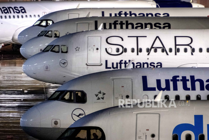 Maskapai penerbangan Lufthansa diperkirakan akan mengurangi hingga 20 persen tenaga kerja administratif mereka. (ilustrasi)