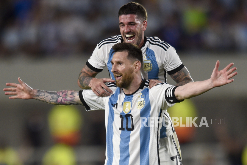 Bintang Argentina Lionel Messi melakukan selebrasi dengan rekan setimnya Rodrigo De Paul setelah mencetak gol kedua timnya melawan Panama selama pertandingan sepak bola persahabatan internasional di Buenos Aires, Argentina, Kamis (23/3/2023). 