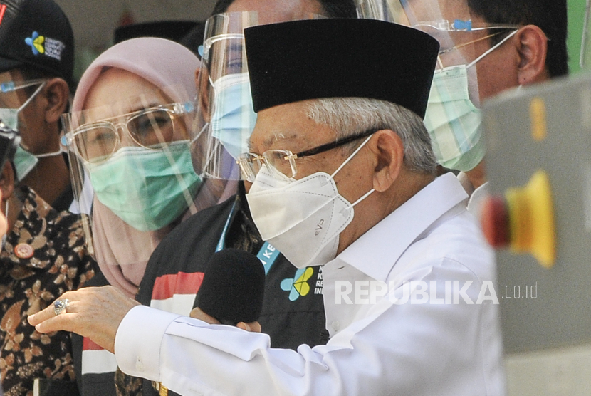 Wakil Presiden Maruf Amin (kanan) memberikan sambutan usai meninjau simulasi pemberian vaksinasi COVID-19 di Puskesmas Cikarang, Kabupaten Bekasi, Jawa Barat, Kamis (19/11/2020). Pada kunjungan tersebut Wakil Presiden Ma