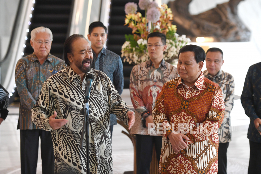 Ketua Umum Partai Nasdem Surya Paloh (kiri) bersama Ketua Umum Partai Gerindra Prabowo Subianto (kanan) memberikan keterangan pers usai menggelar pertemuan di DPP Partai Nasdem, Jakarta, Rabu (1/6/2022). Pertemuan yang berlangsung hampir lima jam tersebut salah satunya membahas mengenai kemajuan bangsa dan negara. 
