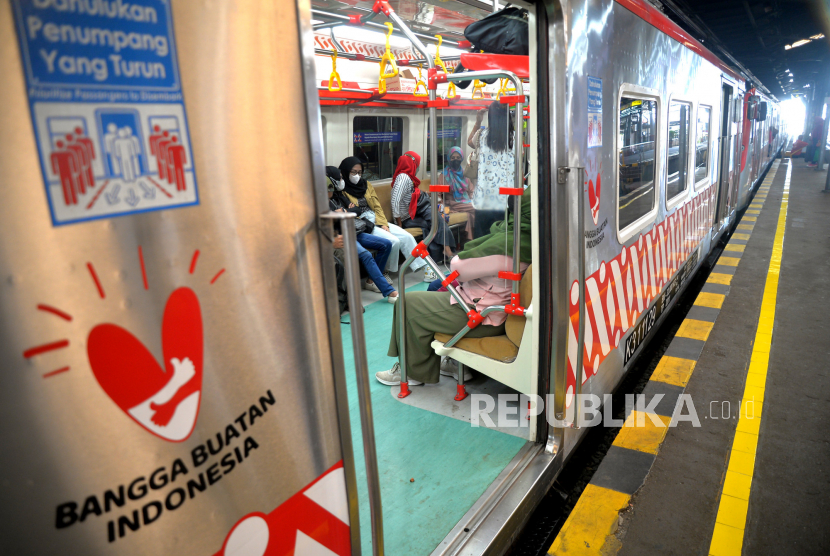 Penumpang menaiki moda transportasi umum KRL Commuter Line di Stasiun Yogyakarta, Kamis (25/5/2023). 