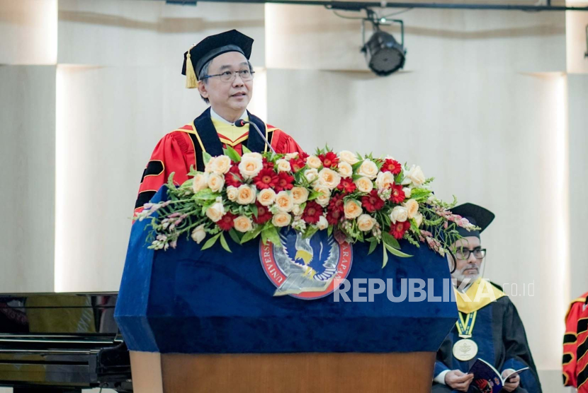 Universitas Pelita Harapan (UPH) kembali mengukuhkan Guru Besar baru, yaitu Prof. Dr. Ir. Henri Putra Uranus, M.T., IPU., sebagai Guru Besar bidang Ilmu Fotonika dan Elektronika. 