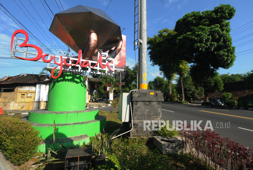 Kasus Baru Covid-19 di Boyolali Menurun. Seorang pengendara melintas di jalan utama Boyolali, Jawa Tengah, Ahad (4/7/2021). Dalam masa Pemberlakuan Pembatasan Kegiatan Masyarakat (PPKM) Darurat, Pemerintah Boyolali melakukan penutupan jalan utama Kota Boyolali dan menutup toko dan pasar untuk mengantisipasi penyebaran COVID-19. 