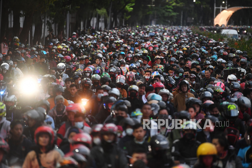 Pemudik bersepeda motor antre untuk memasuki Pelabuhan Merak di Banten, Sabtu (30/4/2022). Pelabuhan Merak dipadati puluhan ribu pemudik berkendaraan roda. 