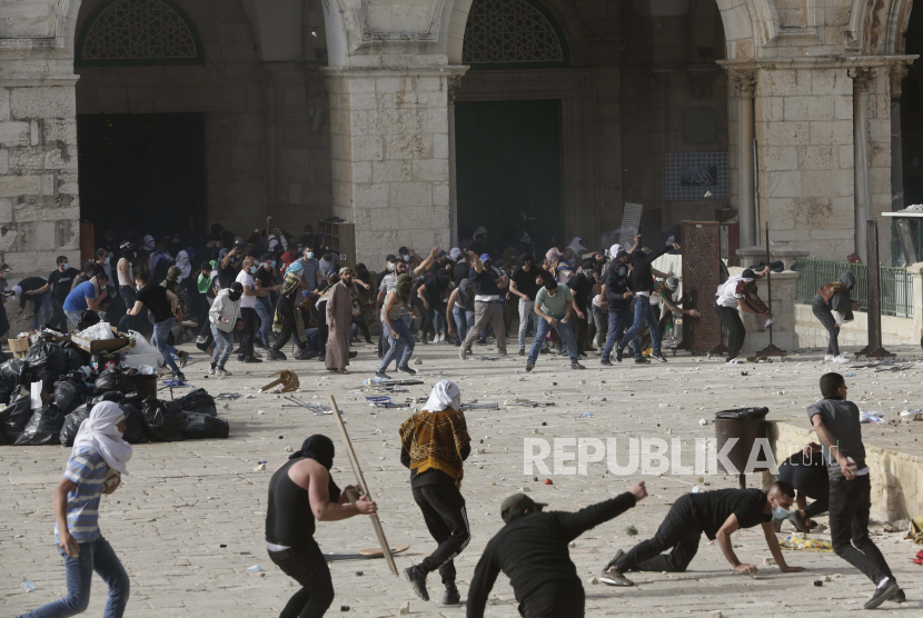 Warga Palestina bentrok dengan pasukan keamanan Israel di Kompleks Masjid al-Aqsa di Kota Tua Yerusalem Senin, 10 Mei 2021. 
