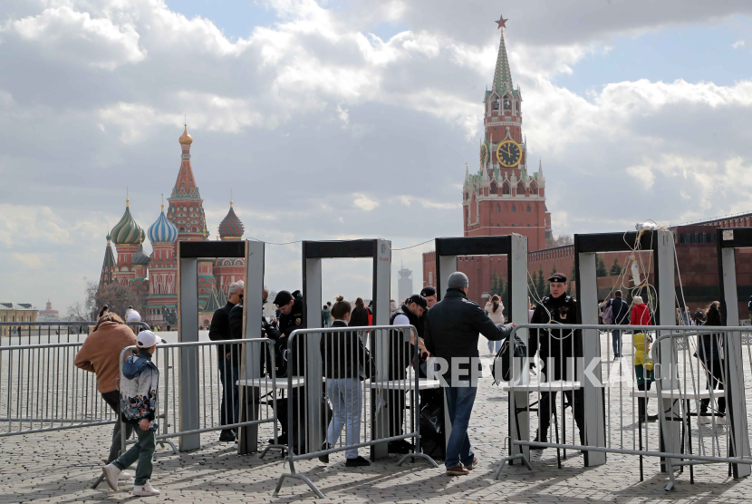 Polisi Rusia berjaga di Lapangan Merah di luar Kremlin selama cuaca musim semi di Moskow, Rusia, 3 April 2024. Suhu di ibu kota Rusia mencapai empat belas derajat Celcius.