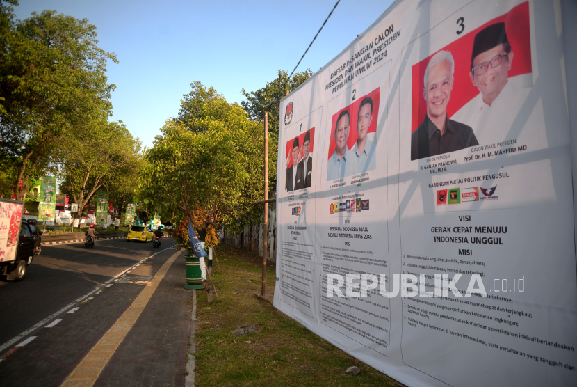 Alat peraga kampanye ukuran besar berisi informasi Capres dan DPD terpasang di luar Stadion Kridosono, Yogyakarta, Ahad (24/12/2023). 