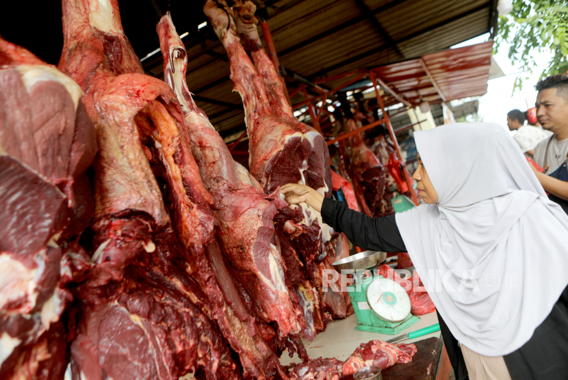 Warga membeli daging sapi di pasar tradisional menjelang Ramadhan 1444h.