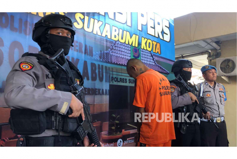 Pelaku pembacokan hingga menyebabkan pedagang sayur di Kecamatan Cisaat Kabupaten Sukabumi meninggal dunia diamankan Polres Sukabumi Kota, Senin (24/7/2023).