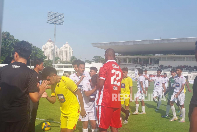 Legenda sepak bola Prancis, Eric Abidal memberikan instruksi dari pinggir lapangan dalam Fourfeo Mini Tournament, Brimo Future Garuda di Stadion Madya, Jakarta, Kamis (1/6/2023).